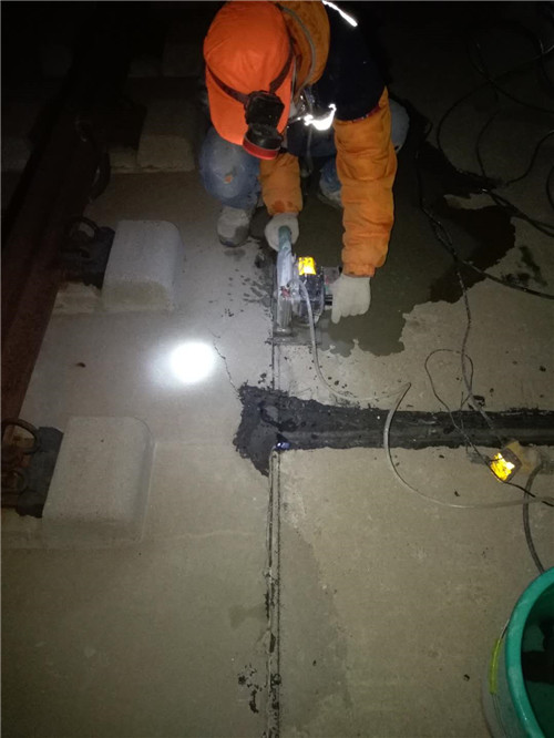 PTN材料應用于鄭西客運專線華山北站道床板伸縮縫